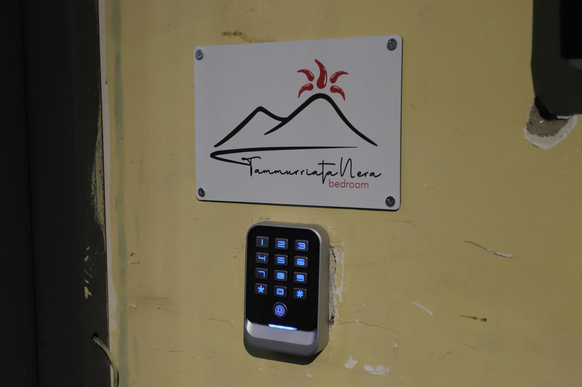 Tammurriata Nera Bedroom Neapel